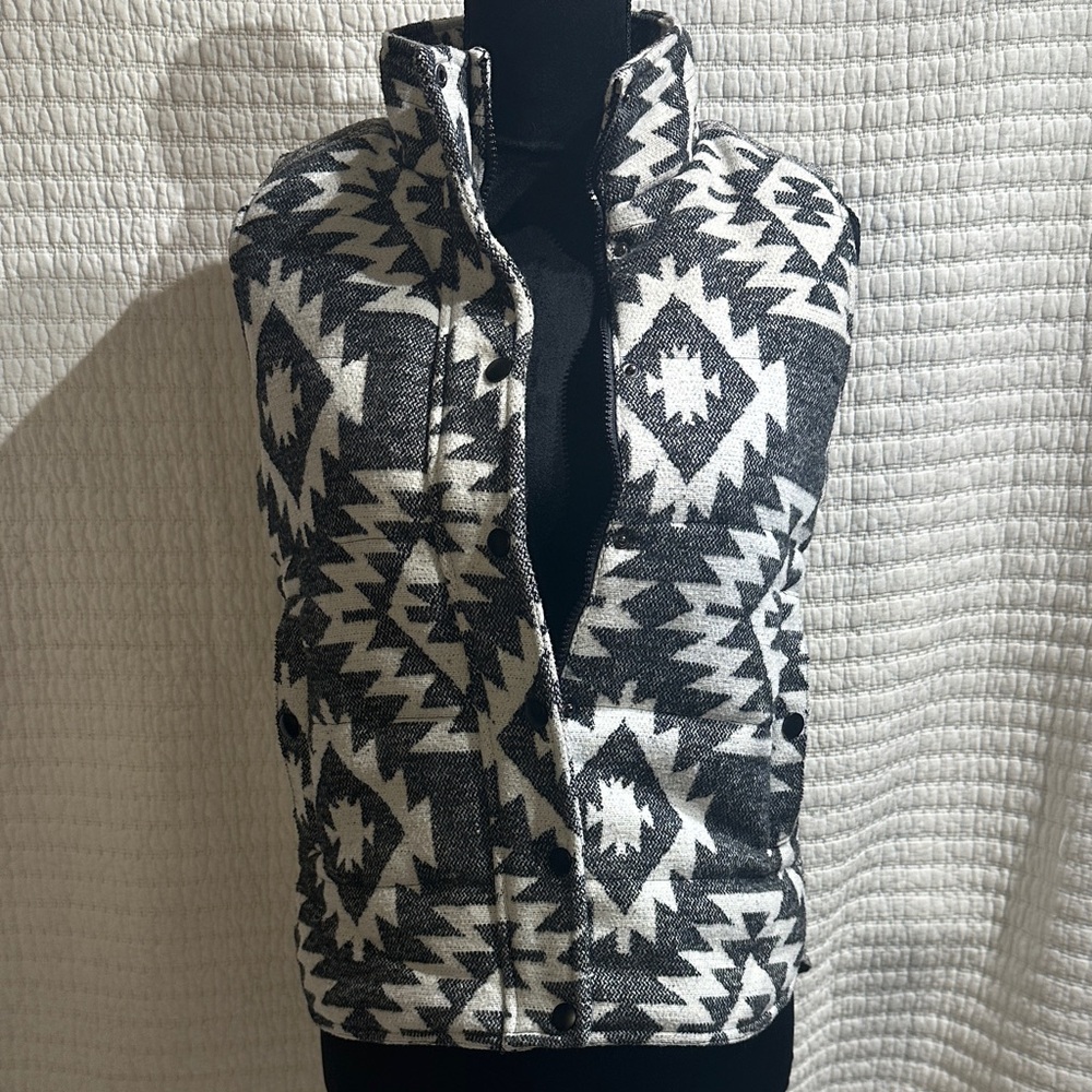 Anthropologie Skies Are Blue Aztec Gray White Puffer Zip Vest With Pockets